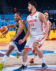 连续6场全场最佳！决胜时刻1人统治攻防 申京24+16+6引休媒大赞