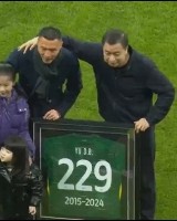 开云官方网站-国安今天赛前为于大宝举办退役仪式，后者获赠229号纪念球衣