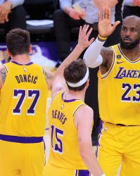 开云官方网站-配角打法有奇效！老詹鱼跃救球点燃全队 蓝领型4号位拉高湖人上限